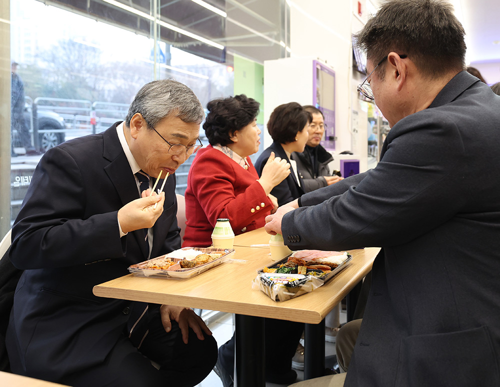 결식아동을 위한 도시락 시식해보는 정근식 교육감-1.jpg