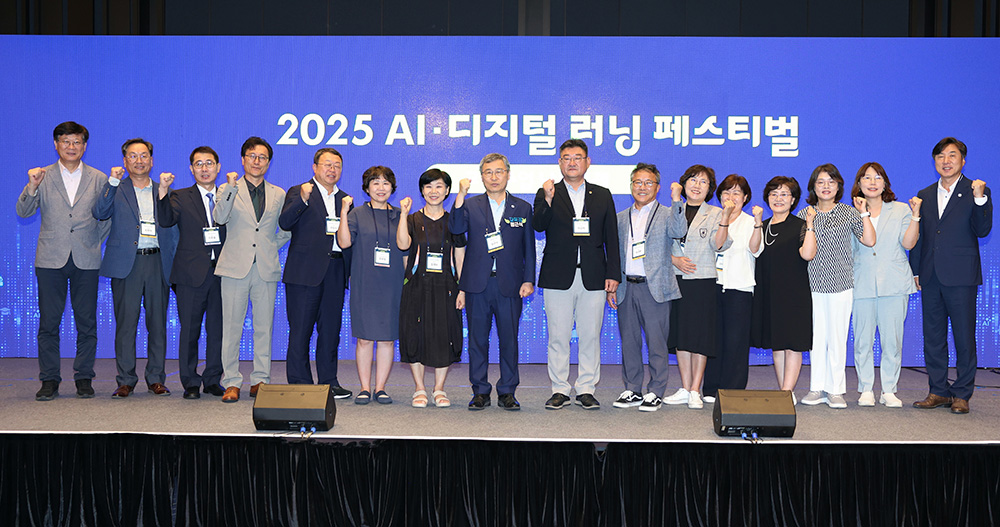 참석자들과 기념촬영-1.jpg